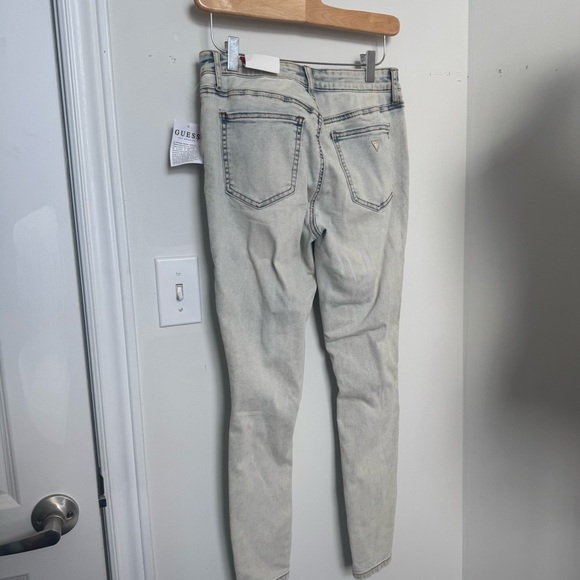 NWT Guess Women's Light wash denim Blue Distressed Jeans 26 - Picture 4 of 7